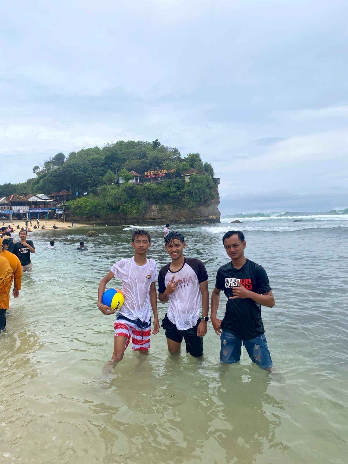 Tiga sahabat berpose di air dangkal